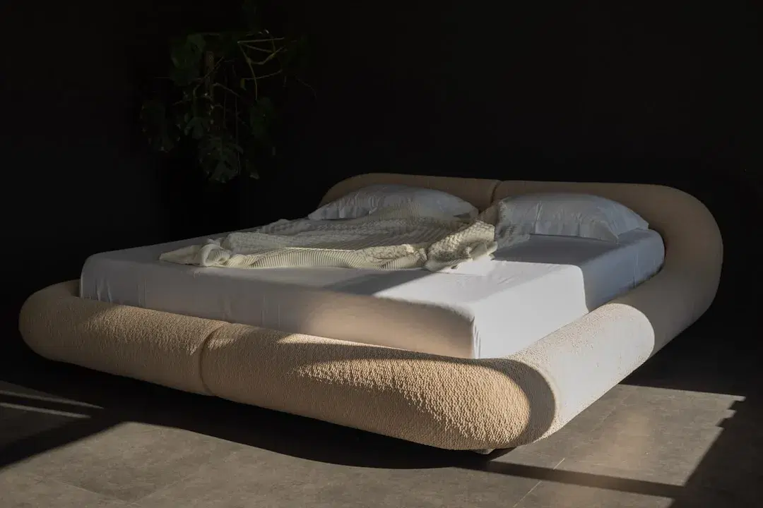 Chambre bien aménagée avec un matelas de qualité pour un sommeil réparateur