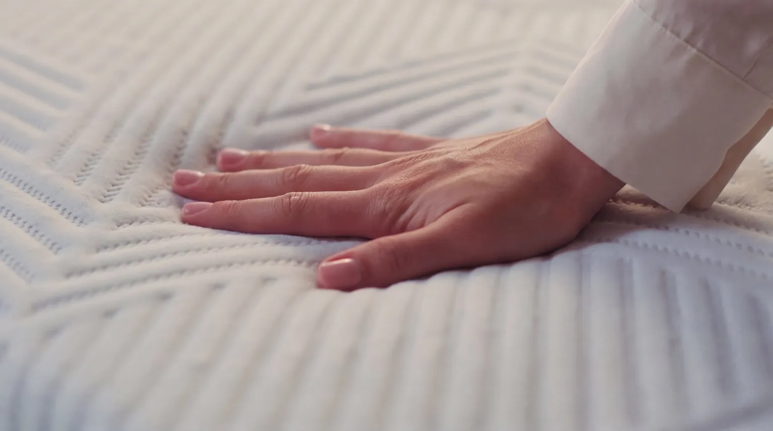 La housse premium du Matelas Emma Original Pro : matelassage chevron dense et doux au toucher, fidèle au visuel officiel